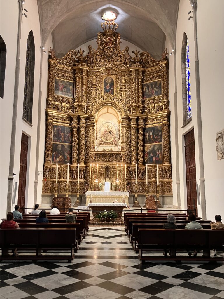 Large gold church altar and pews at La Laguna´s Cathedral.