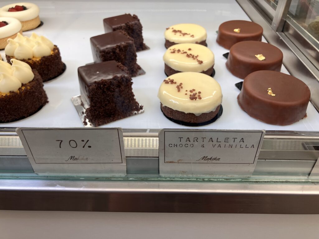 Chocolate desserts lined up in a vitrine at Makika & Co. Best cafés in La Laguna
